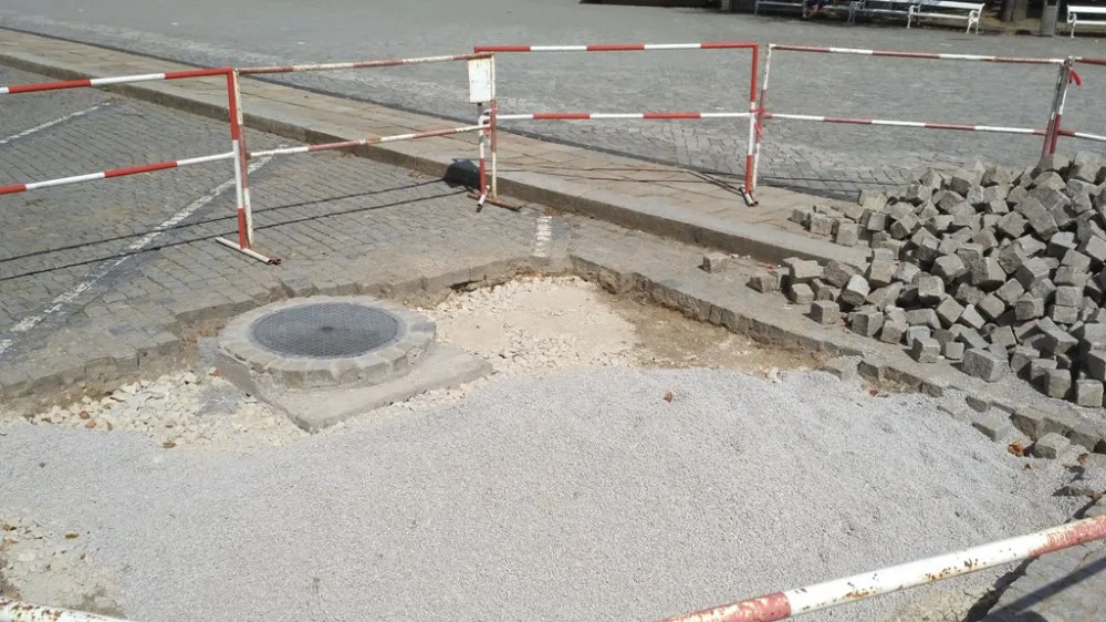 Z jihlavských „pařenišť“ na Masarykově náměstí zbydou jen kanálové poklopy