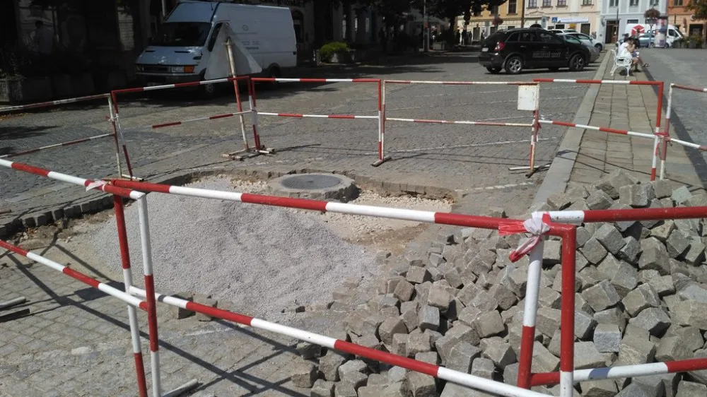 Z jihlavských „pařenišť“ na Masarykově náměstí zbydou jen kanálové poklopy