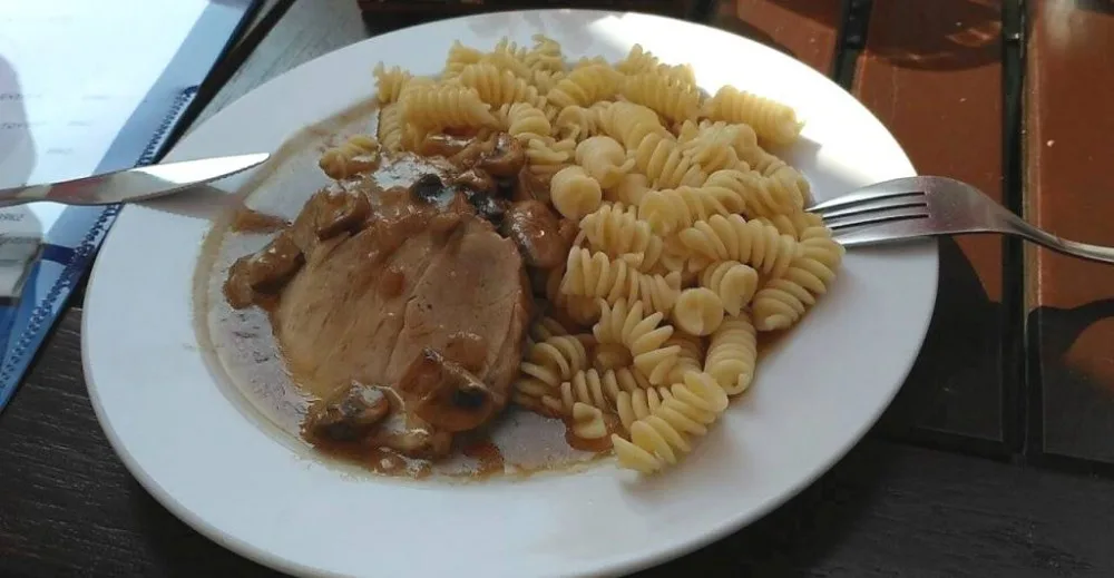 Vepřová plec na žampionech, těstoviny