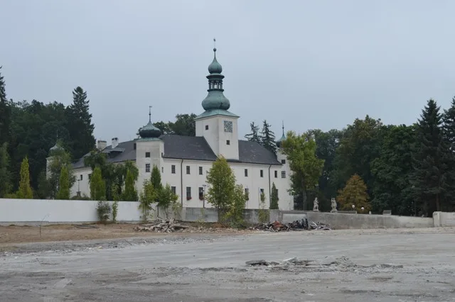 Díky demolici chátrající haly se v Třešti mohou těšit novým výhledem na tamější zámek