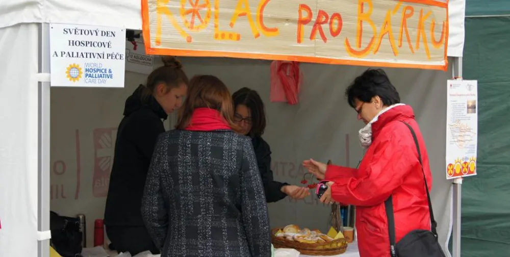 Osmý ročník akce Koláč pro hospic v Jihlavě byl i díky studentům úspěšný