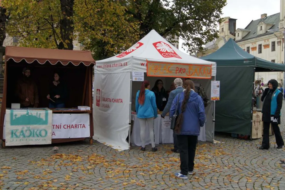 Osmý ročník akce Koláč pro hospic v Jihlavě byl i díky studentům úspěšný