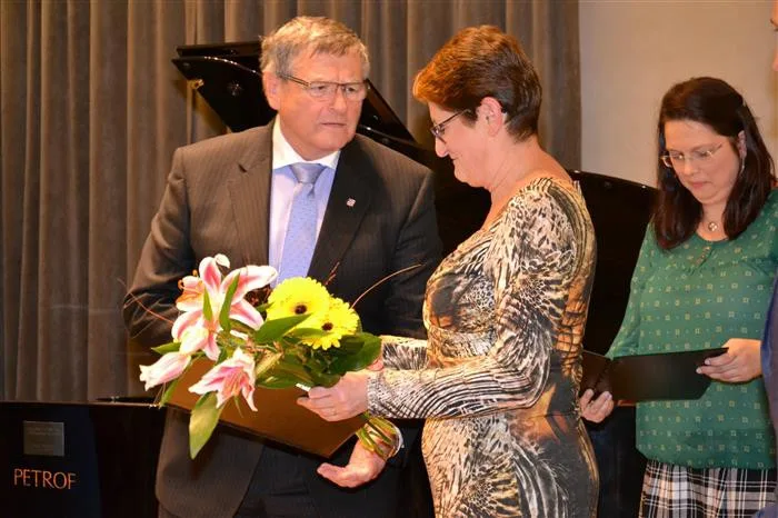Ocenění za nakladatele vítězné Nejkrásnější knihy Vysočiny přebírá ředitelka Galerie výtvarného umění Havlíčkův Brod Hana Nováková