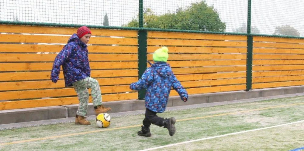 Obyvatelé Popic mají nové Oranžové hřiště. Kromě basketu si mohou zahrát i tenis