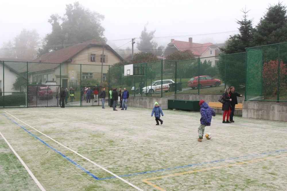 Obyvatelé Popic mají nové Oranžové hřiště. Kromě basketu si mohou zahrát i tenis
