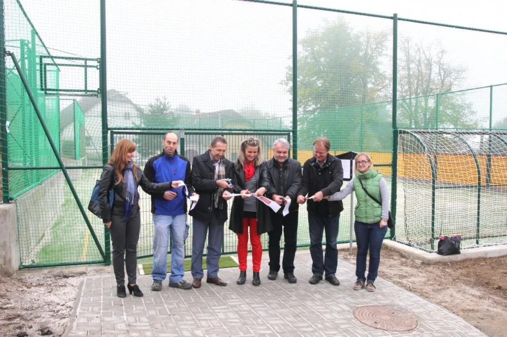 Obyvatelé Popic mají nové Oranžové hřiště. Kromě basketu si mohou zahrát i tenis