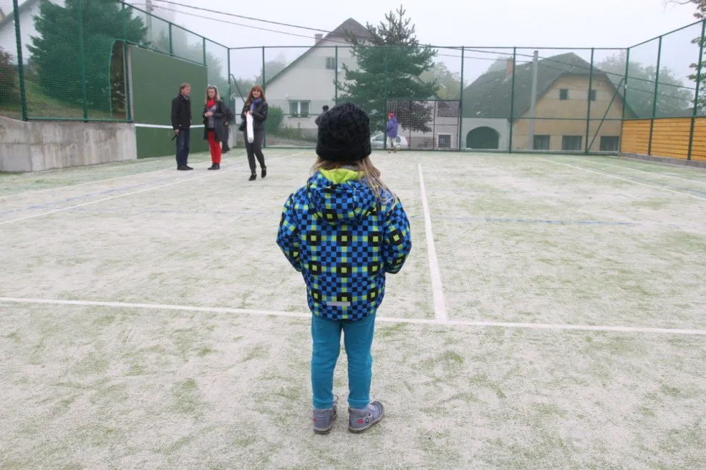 Obyvatelé Popic mají nové Oranžové hřiště. Kromě basketu si mohou zahrát i tenis