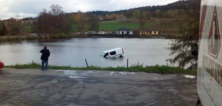 V Kostelci u masny skončilo auto v rybníce. Řidič zřejmě nezatáhl ruční brzdu