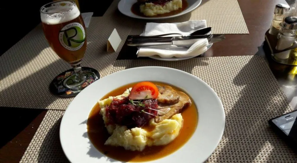 Pečená krkovice s cibulovou marmeládou, bramborová kaše