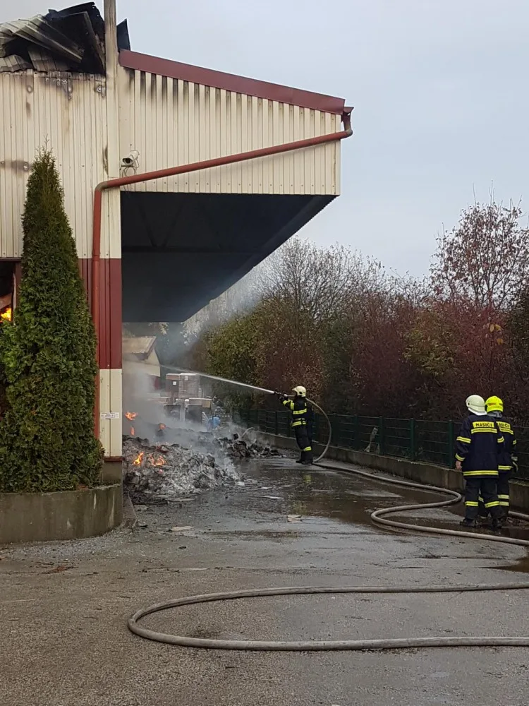 V Horní Cerekvi hoří výrobní hala, zraněn nikdo není. Škoda bude přes 100 milionů korun