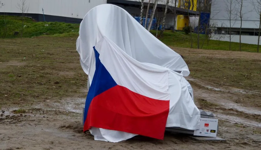 Odhalení sochy Klíče v roce 2015