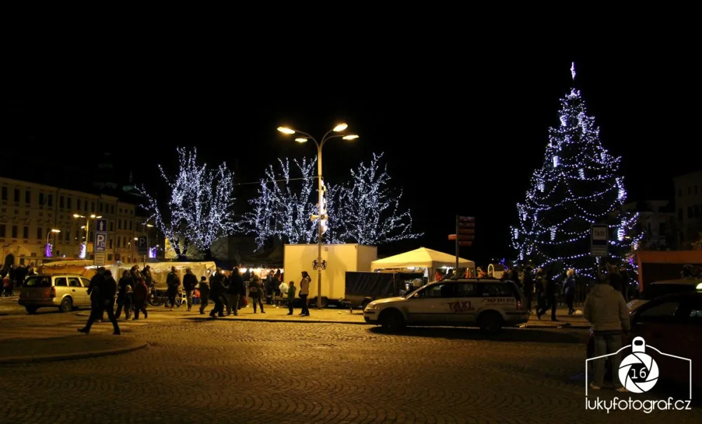 Jihlava zahájila advent rozsvícením vánočního stromečku na náměstí
