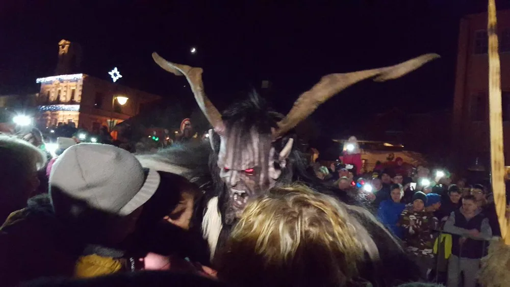 VIDEOGALERIE: V Golčově Jeníkově v sobotu šířil hrůzu průvod "Krampusáků"