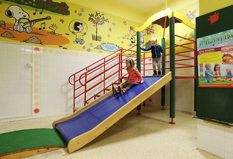 Veselé barvy a  Snoopy. To je nová čekárna odborných ambulancí v jihlavské nemocnici