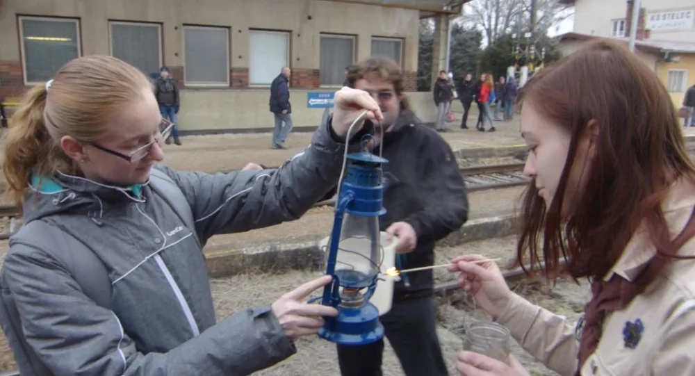 V českých domovech se rozzářilo Betlémské světlo. Dovezli jej skauti