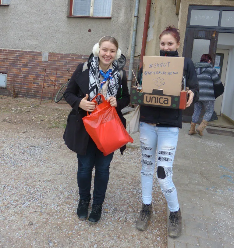 V českých domovech se rozzářilo Betlémské světlo. Dovezli jej skauti