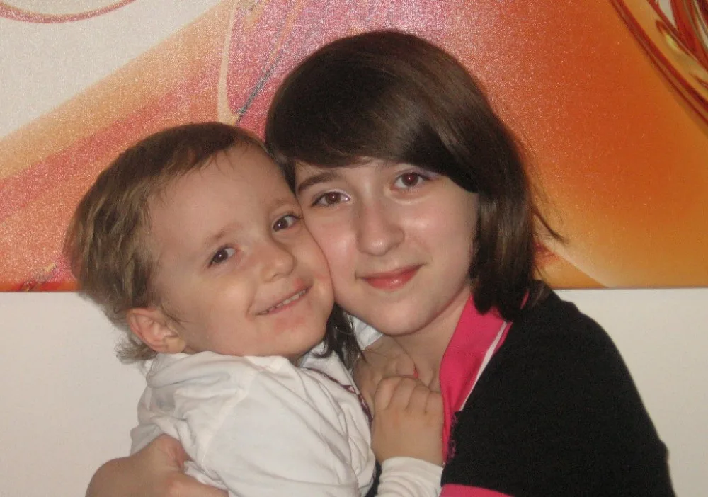 Jiřík před transplantací se sestrou Anetkou, únor 2016