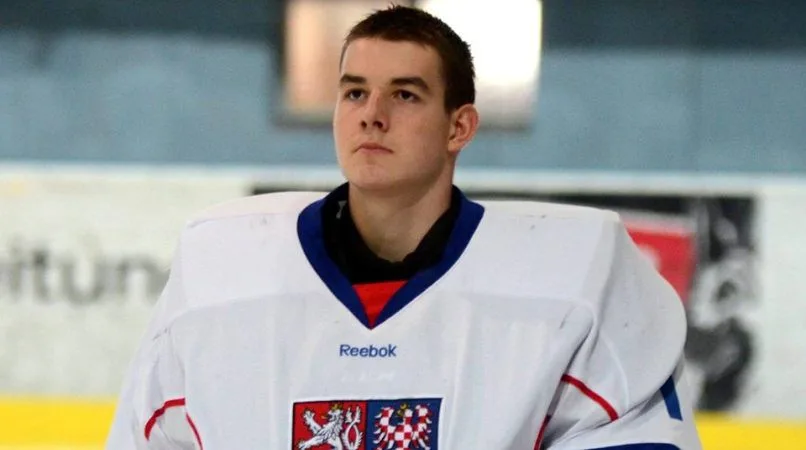 Lukáš Škarek na juniorském šampionátu vychytal výhru proti mistrům světa z Finska. Nastoupí i dneska?