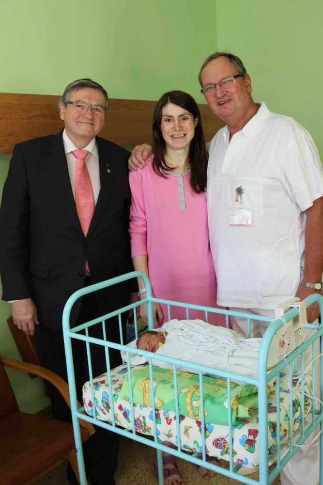První letošní miminko Vysočiny dostalo od hejtmana šperk a šek na deset tisíc korun