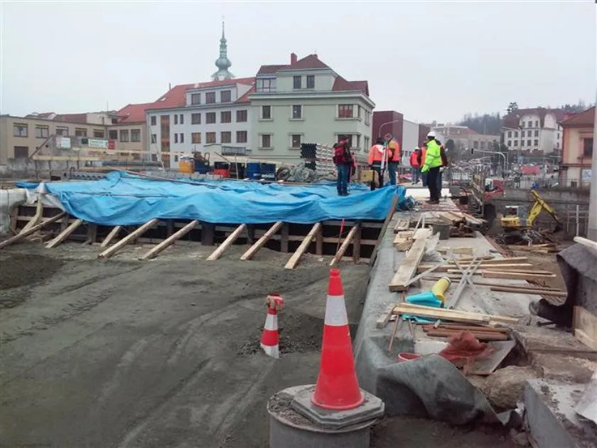 Fotografie prací na mostě z 16. prosince 2016