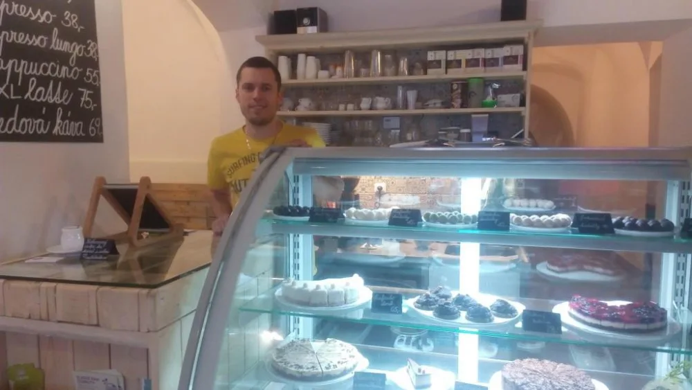 Všímám si, že se hodně zákazníků vrací, říká Lukáš Kalný, provozovatel cukrárny s raw zákusky