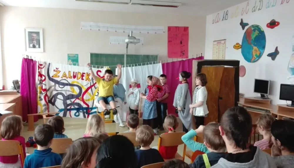 V Cejli na Jihlavsku se vysvědčení předávalo netradičně. Přihlíželi mu hrdí rodiče