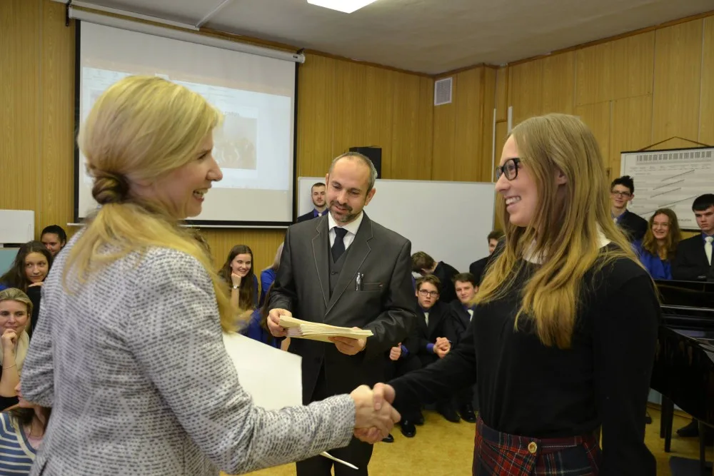 Úspěšná maturantka v minulém týdnu obdržela za své studijní výsledky čestné uznání z rukou ministryně školství Kateřiny Valachové