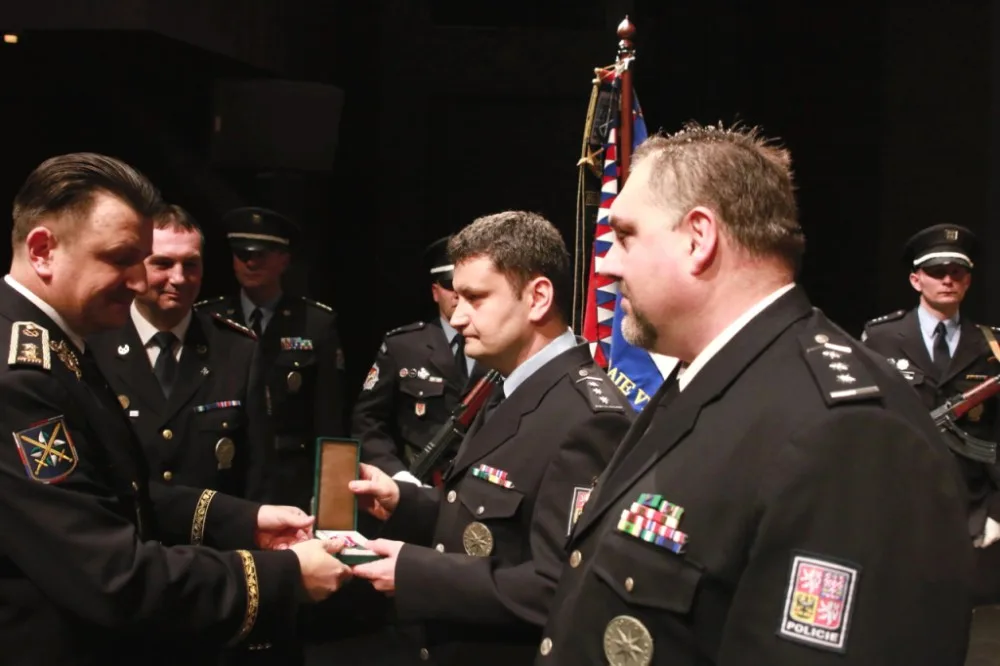 Služební medaile za věrnost II. stupně za více než 20 let služby u Policie České republiky přebírá plk. Mgr. Petr Petr, vedoucí územního odboru Jihlava a plk. Mgr. Jaromír Štěpánek, vedoucí územního odboru Pelhřimov