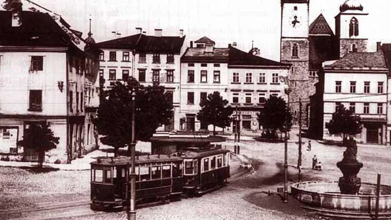 Tramvaj na náměstí