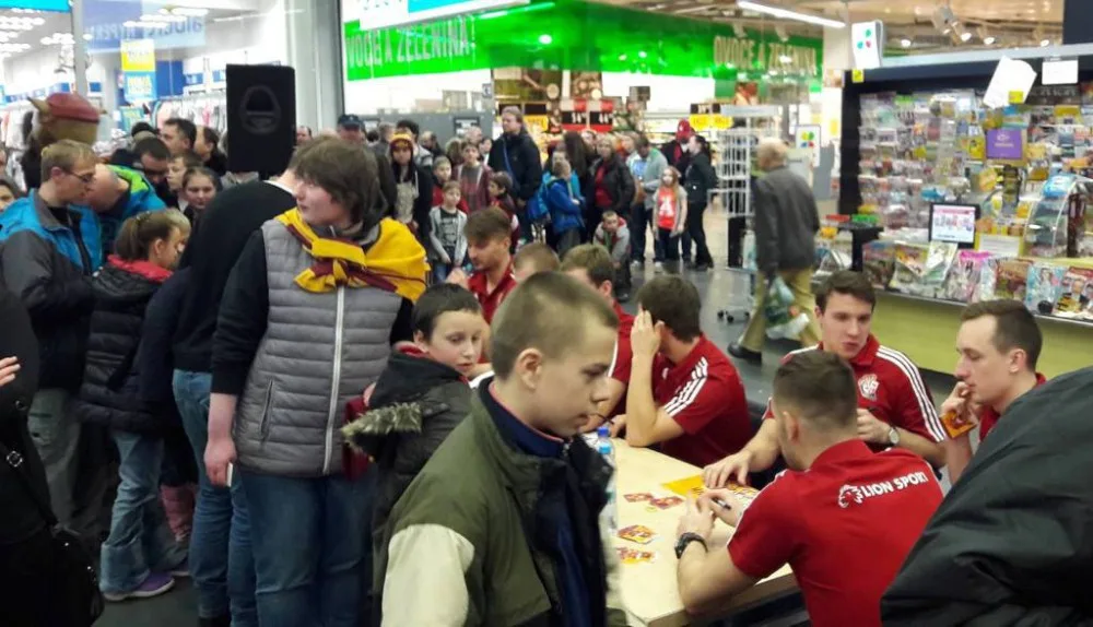 Jihlavští hokejisté se v jihlavském City Parku podepisovali svým fanouškům