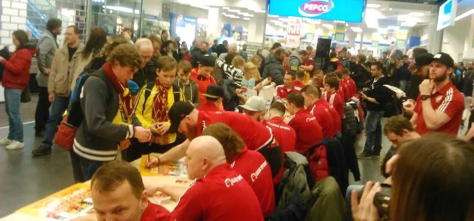Jihlavští hokejisté se v jihlavském City Parku podepisovali svým fanouškům
