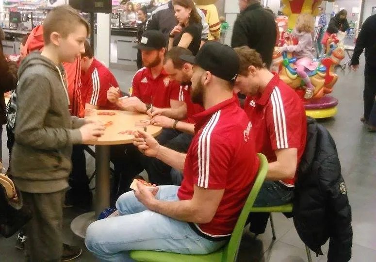 Jihlavští hokejisté se v jihlavském City Parku podepisovali svým fanouškům