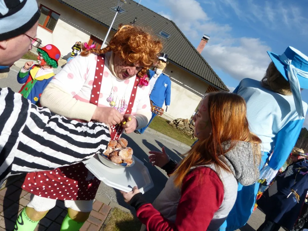 Masopust v Dolní Cerekvi. Nechyběla Barbie v krabici nebo třeba parta hippies