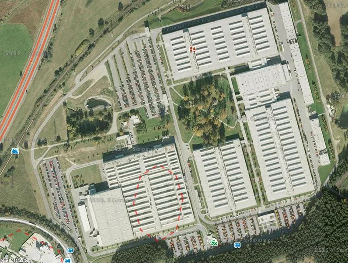 Dnešní pohled na areál továrny Bosch s parčíkem uprostřed