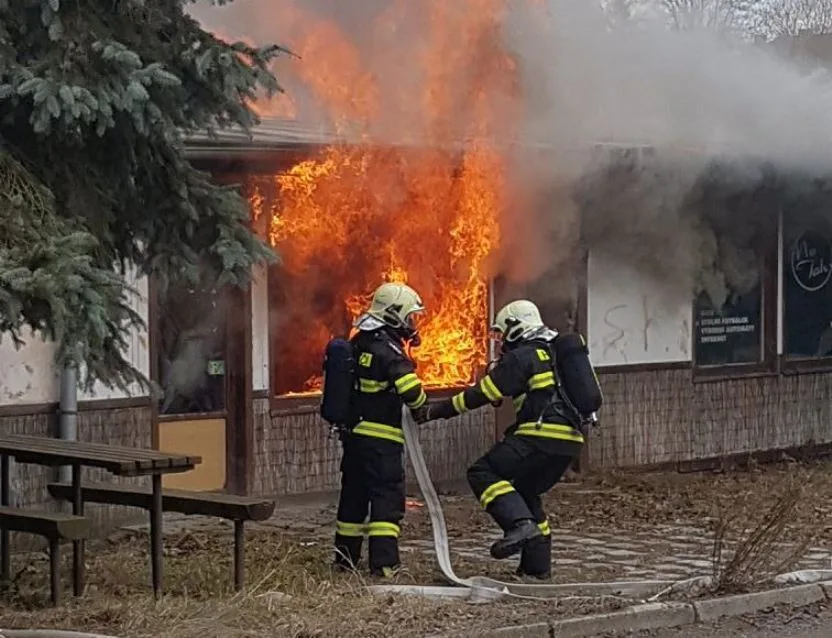 V Dobroníně na Jihlavsku shořel bývalý hostinec. Škoda se vyšplhala na 700 tisíc korun