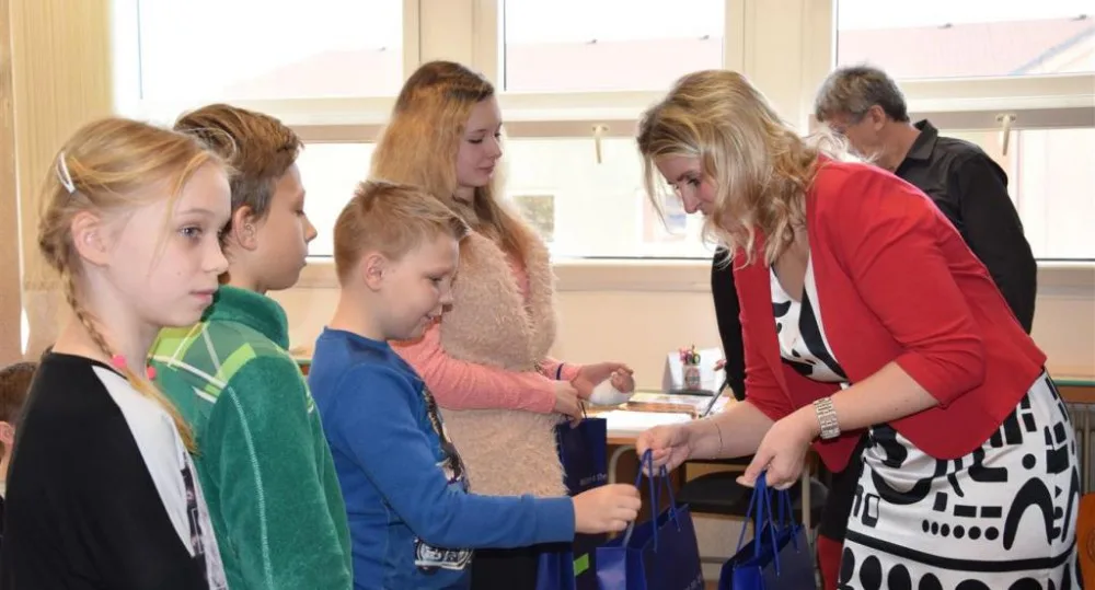 Radní Jana Fialová předává dárky od Kraje Vysočina