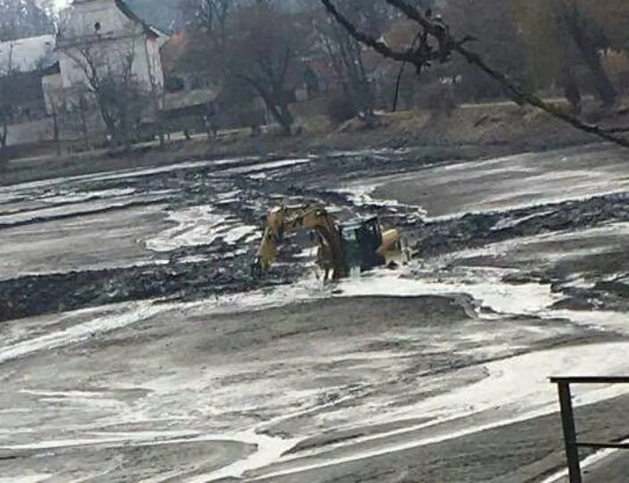 Bagrista v Telči na několik hodin uvízl v bahně rybníka. Vyprostili ho hasiči pomocí člunu