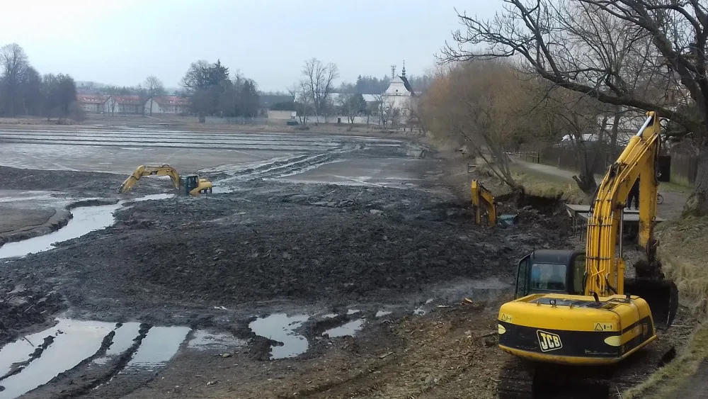 V Telči byl z bahna rybníka vyproštěn bagr, který uvíznul na začátku týdne. Akci na místě sledovala řada lidí 