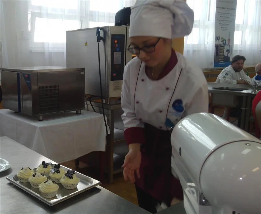 Lucie Pölzerová finalizuje své cupcakes