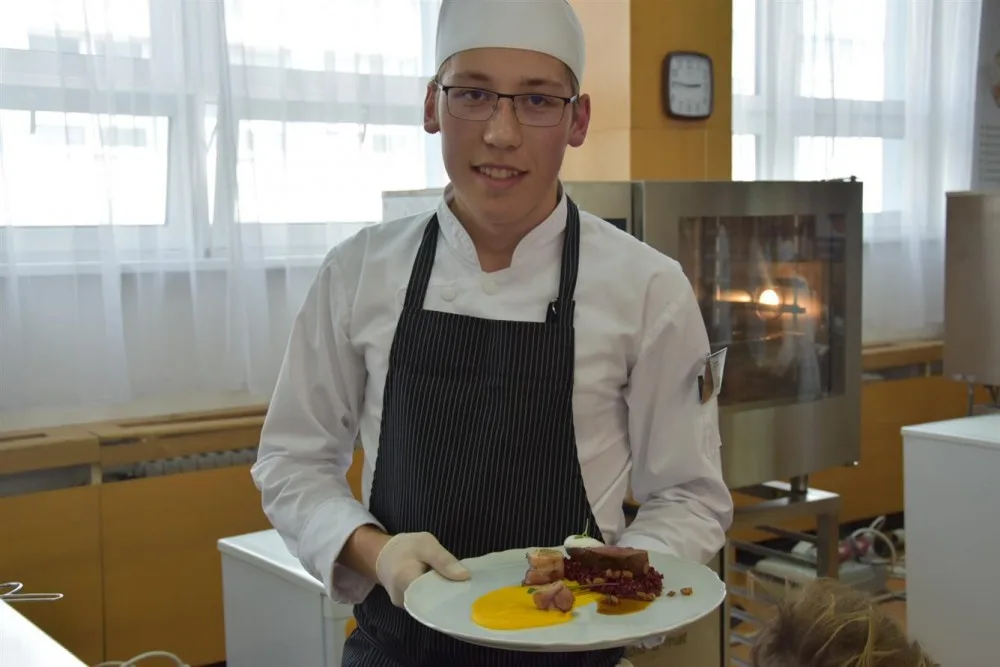 Petr Špaček se svým gastronomickým výtvorem