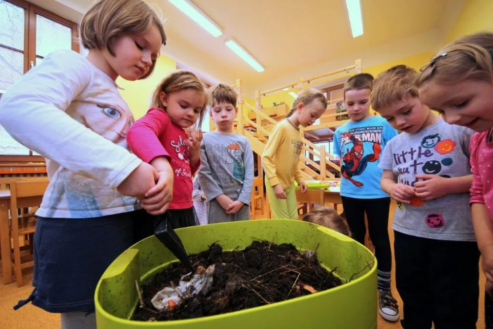 Děti v jihlavské školce Zvoněnka mají netradiční „spolužáky“. Starají se o žížaly