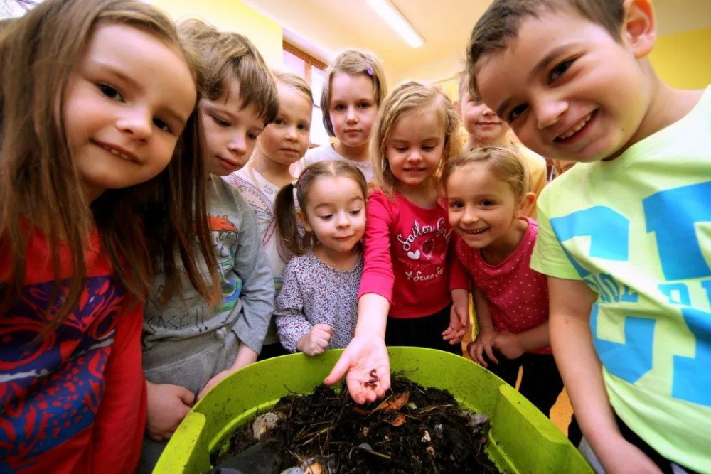 Děti v jihlavské školce Zvoněnka mají netradiční „spolužáky“. Starají se o žížaly