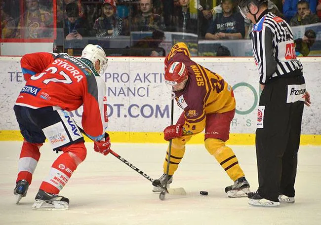 Dukla Jihlava zaznamenala v Pardubicích první prohru v baráži, přesto ji stále vede