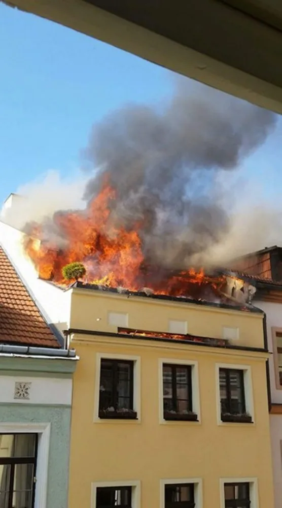Hasiče a policisty v Jihlavě zaměstnal požár obytného domu. Tři lidé byli evakuováni