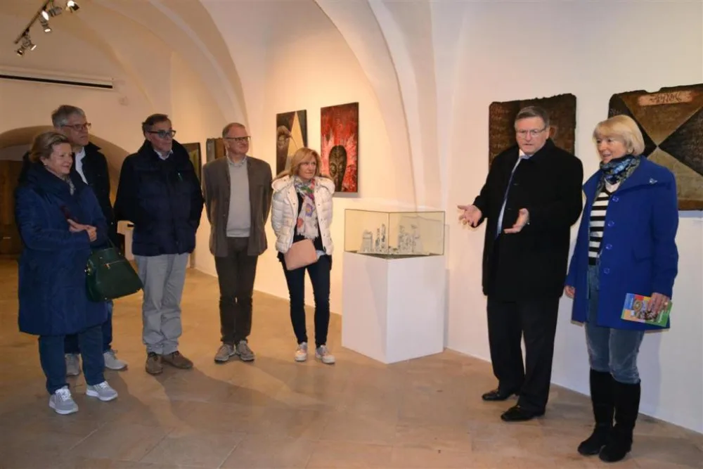 Hejtman Jiří Běhounek a náměstkyně Jana Fischerová vítají návštěvu z Brixenu v Havlíčkově domě