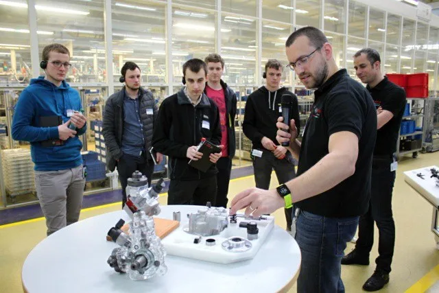 Bosch představil již podesáté studentům firmu, výrobu a moderní automobilové technologie