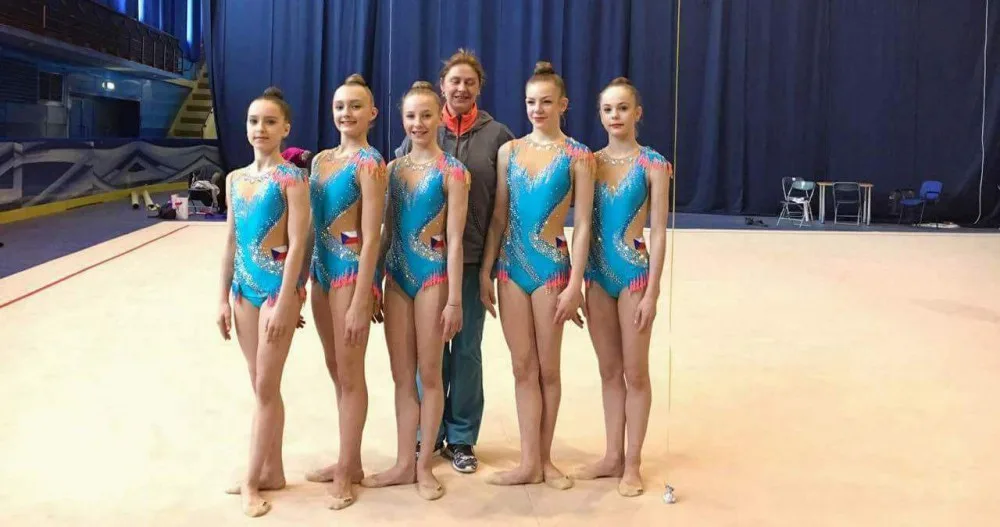 Jihlavská gymnastka Veronika Dolejší (uprostřed) se stala reprezentantkou ČR a čeká ji mistrovství Evropy