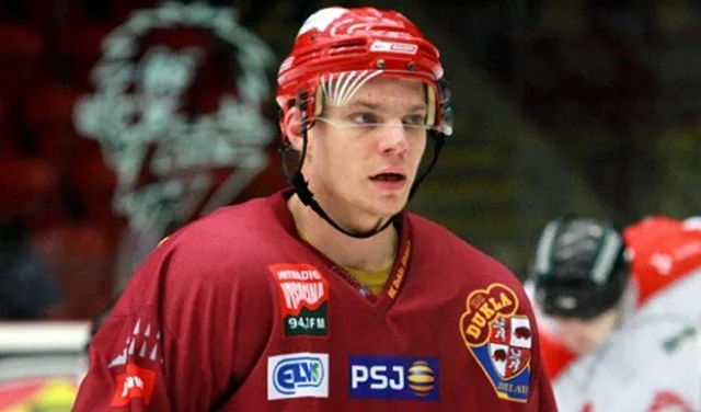 Další pohyby v kádru Dukly Jihlava. Smlouvu podepsal Radek Hubáček, loučí se sedm hráčů