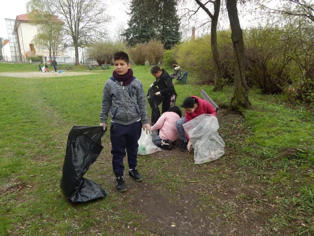 Také děti ze zařízení Erko uklízely v Jihlavě v rámci akce Čistá Vysočina 