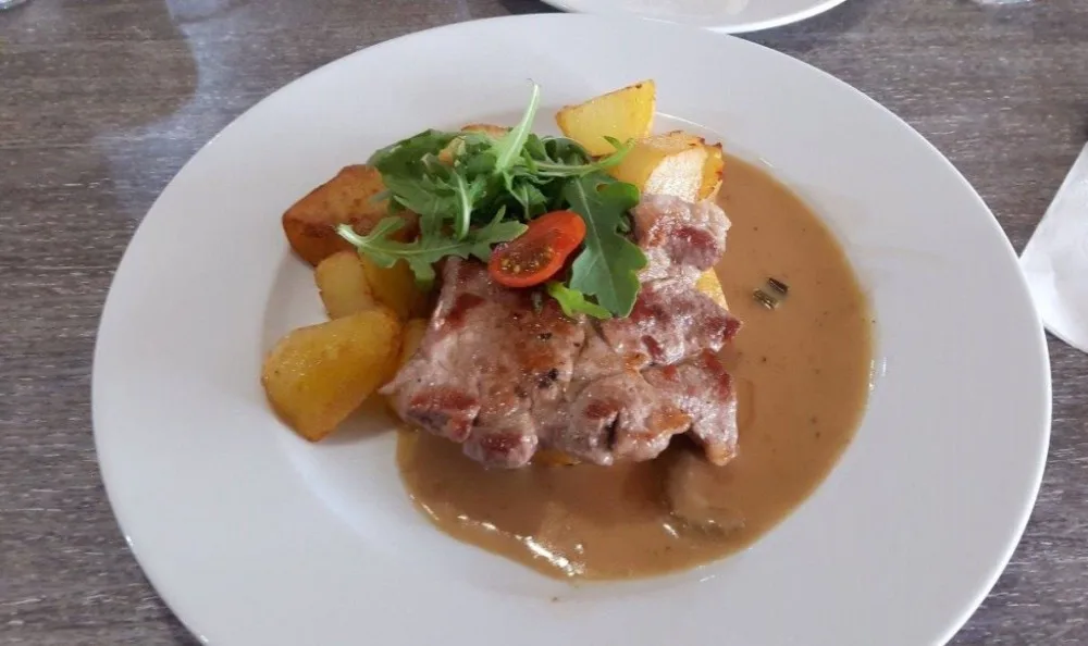 Vepřový steak s opečenými bramborami